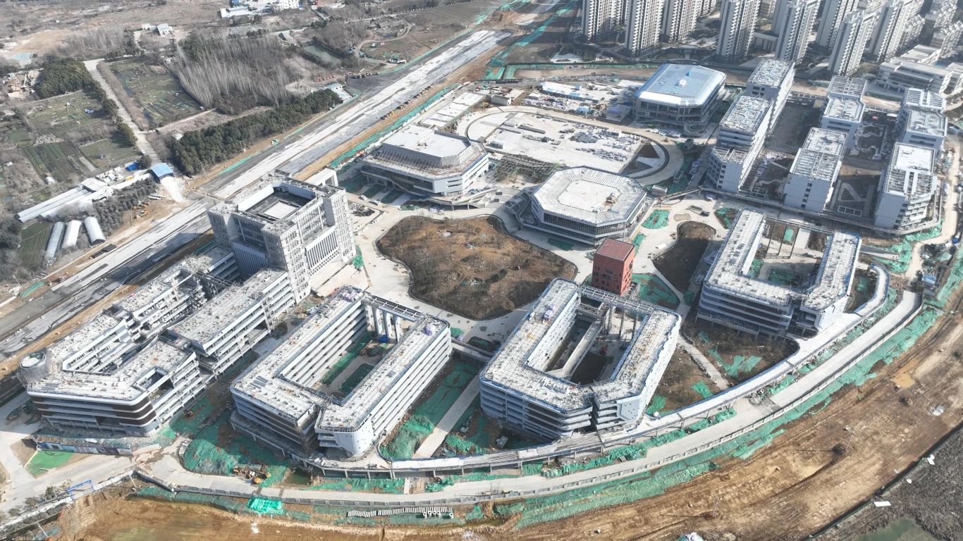 為確保合肥一中淝河校區(qū)項(xiàng)目2024年竣工交付節(jié)點(diǎn)如期完成，迅速掀起春節(jié)后復(fù)工即大干勞動(dòng)熱潮，形成一股緊張快干、提速爭(zhēng)先的濃厚氛圍，2月16日，合肥一中淝河校區(qū)項(xiàng)目召開(kāi)節(jié)后復(fù)工動(dòng)員大會(huì)。會(huì)上，各部門(mén)負(fù)責(zé)人報(bào)告了2023年度收尾工作情況及今年的工作任務(wù)，以月、周為時(shí)間軸線(xiàn)，明確各目標(biāo)節(jié)點(diǎn)，并以圖表的形式對(duì)各勞務(wù)班組負(fù)責(zé)人進(jìn)行全面交底，落實(shí)工作目標(biāo)責(zé)任制，做到責(zé)任到人，切實(shí)做到工作目標(biāo)化，目標(biāo)階段化，階段具體化，具體責(zé)任化。 (2)_副本.jpg